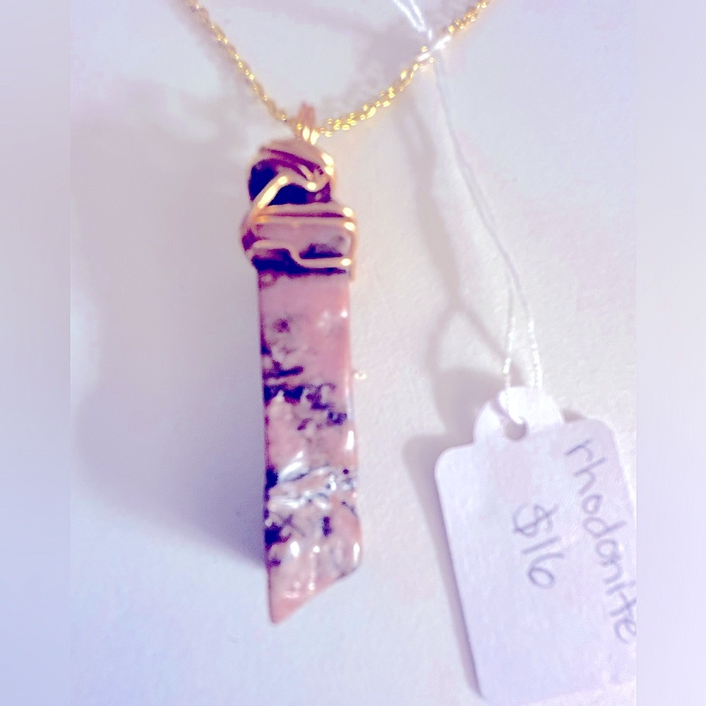 Necklace Rhodonite NWT pink & black 2” stone, gold wire-wrap 20” goldtone chain